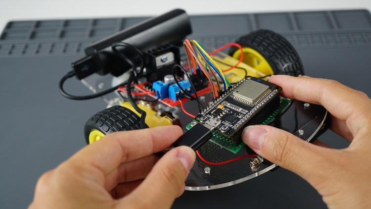 powering ESP32 robot with portable charger